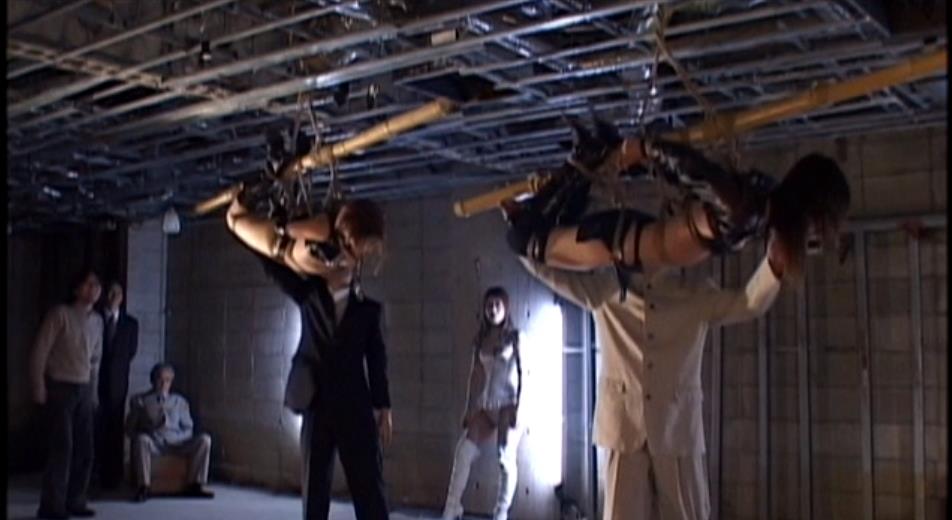 水責め逆さ吊り拷問