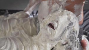 顔面生クリームメッシー｜口元がいやらしいドロドロになった全身汚れた女を見て興奮する変態フェチ動画