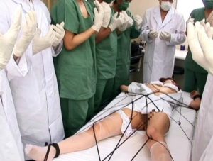 拷問実験モルモット状態完全拘束|逃げられない好き勝手オモチャにされる女の姿に興奮する変態フェチプレイ動画