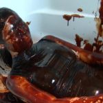 顔面ぶっかけメッシー｜競泳水着とチョコレートドロドロシチュエーションが興奮する変態フェチプレイ動画