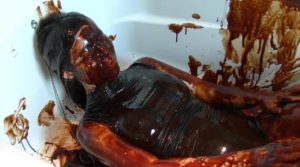 顔面ぶっかけメッシー｜競泳水着とチョコレートドロドロシチュエーションが興奮する変態フェチプレイ動画