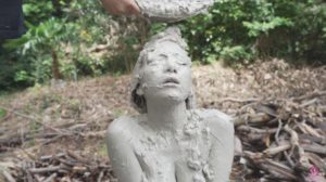 ドロドロメッシー｜全身泥まみれ大自然の中で土人形になる変態フェチプレイ動画