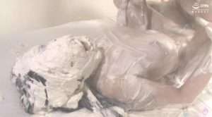 生クリーム女体盛りメッシー|顔面までキレイに汚れる興奮間違いなしの変態フェチ動画