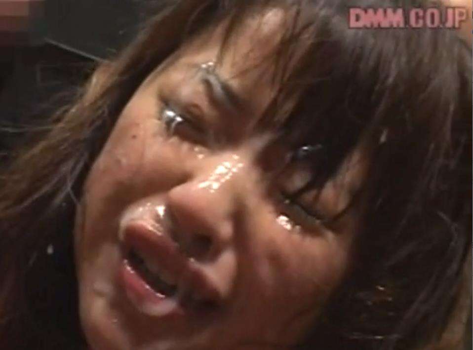 両手磔完全拘束ぶっかけメッシー