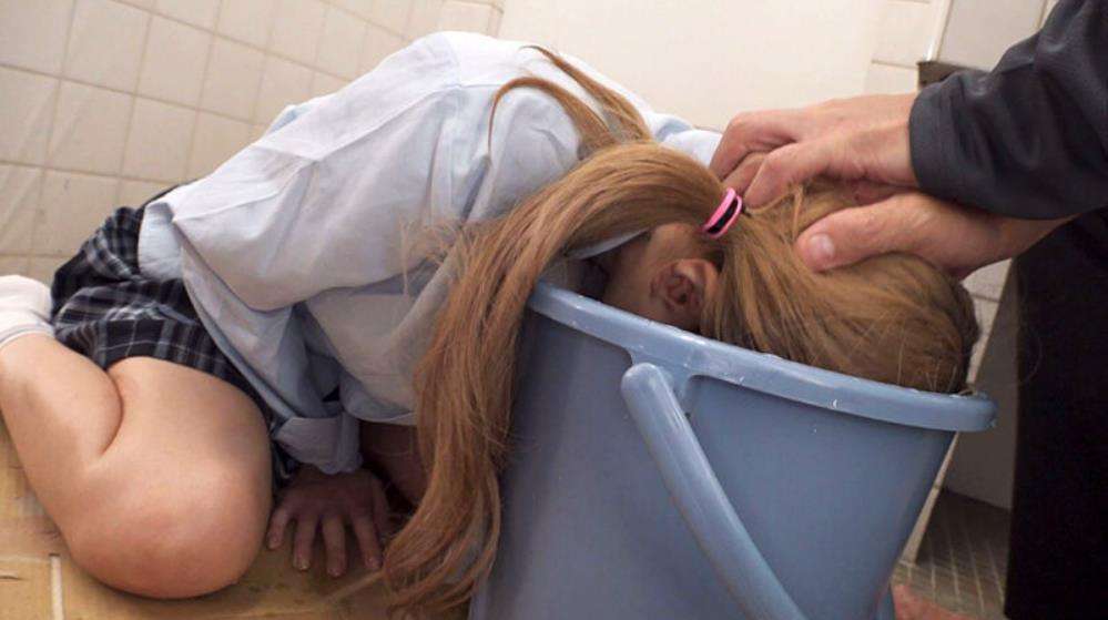 両手を縛り上げ逃げられないように拘束拷問