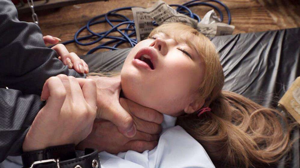 両手を縛り上げ逃げられないように拘束拷問