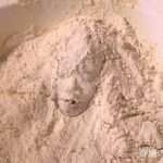 小麦粉生き埋めメッシー│大量にぶっかけられて食材に閉じ込められる変態女フェチ動画