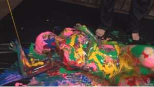 顔面ぶっかけペイントメッシー│濃厚な重みのあるペイントは女体を包み込む芸術変態フェチ動画