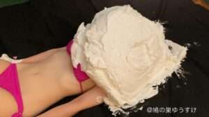 これがホントの山盛り顔面生クリーム女体盛りメッシー|まさに生き埋め状態暗闇の恐怖でこらえる少女変態フェチ動画
