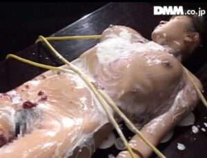 完全拘束＆メッシー変態プレイ｜明らかに嫌がっている女の体に女体盛りは興奮フェチ動画