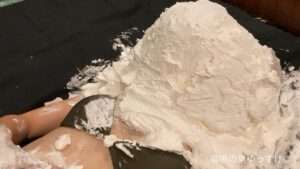 顔面に生クリーム山盛り生き埋め女体盛メッシー|埋まる事に喜びを感じている変態モデルさんフェチ動画