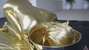 自ら金粉ぶっかけ舐めまわしメッシー|イヤらしいプレイでじっくりと責められたい変態フェチ動画