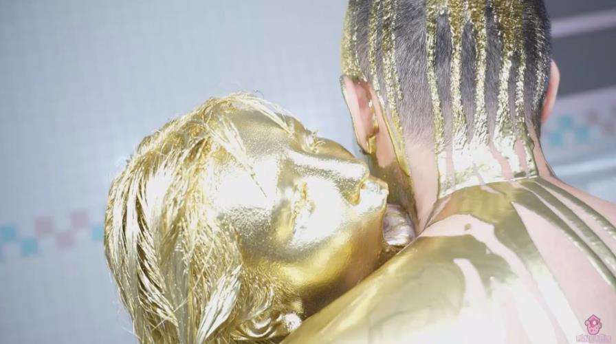 自ら金粉ぶっかけ舐めまわしメッシー