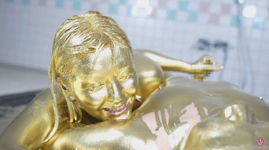 自ら金粉ぶっかけ舐めまわしメッシー