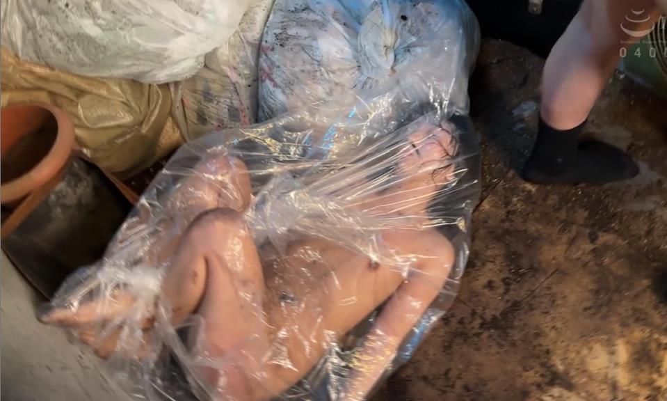 袋詰め閉じ込め生き人形のような女