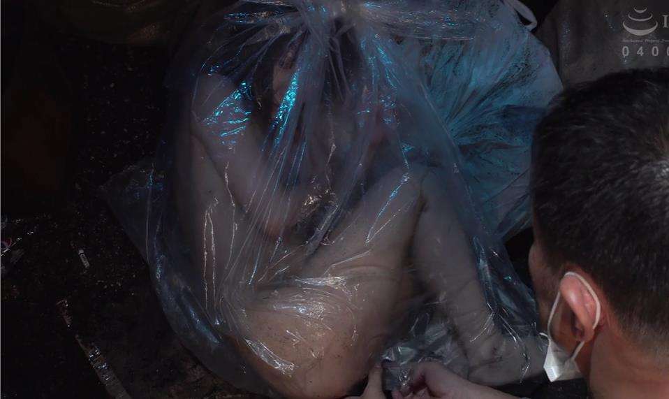 袋詰め閉じ込め生き人形のような女