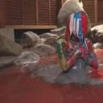 ペイントぶっかけメッシー｜ドロドロに汚れて贅沢に露天風呂に入るアートのような変態フェチ動画