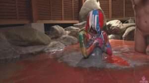 ペイントぶっかけメッシー|ドロドロに汚れて贅沢に露天風呂に入るアートのような変態フェチ動画