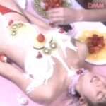 生クリーム女体盛りメッシー｜昔のコスチュームはヤラシイ｜テーブルに横たわり全身ドロドロ変態フェチプレイ動画