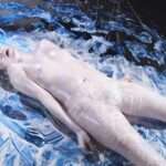 光沢メッシー｜青白く光る幻想的な芸術｜体を薄く覆っている膜の様に見える変態フェチ動画