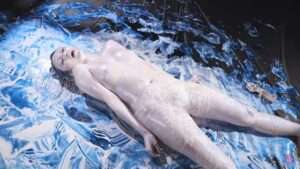 光沢メッシー｜青白く光る幻想的な芸術｜体を薄く覆っている膜の様に見える変態フェチ動画