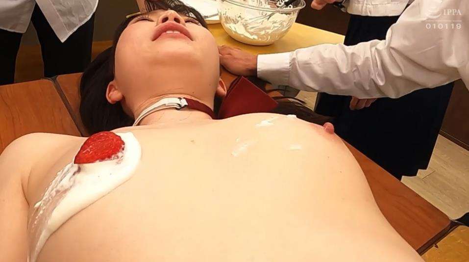 生クリーム女体盛りメッシー