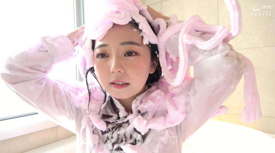 女の子がピンクの泡に戯れるメッシー