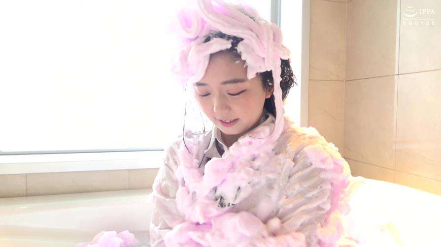 女の子がピンクの泡に戯れるメッシー