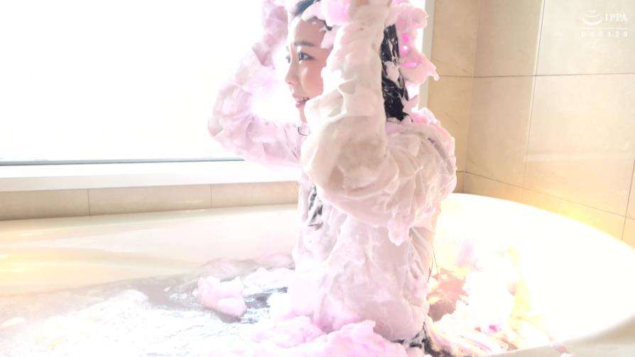 女の子がピンクの泡に戯れるメッシー