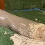 完全拘束マミフィケーション生クリーム生き埋めメッシー｜顔面を覆われて姿が見えない遭難状態変態フェチ動画