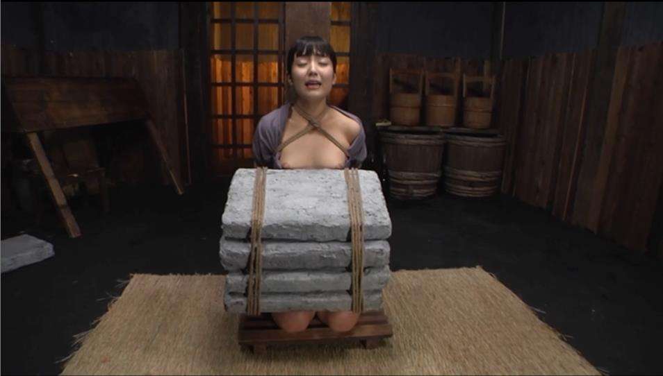 完全拘束石抱苦痛拷問