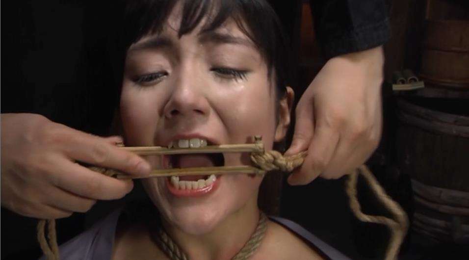 完全拘束石抱苦痛拷問