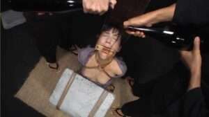完全拘束石抱苦痛拷問|顔面に醤油呼吸制御で苦しむ姿に興奮変態フェチ動画