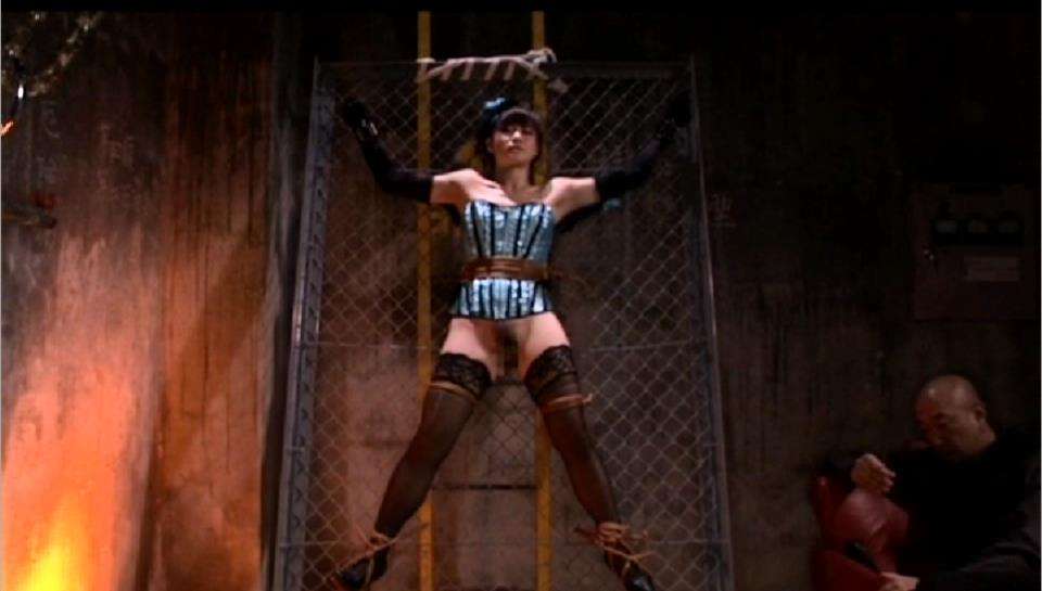 逆さ水責め拷問ホースくわえ恐怖プレイ