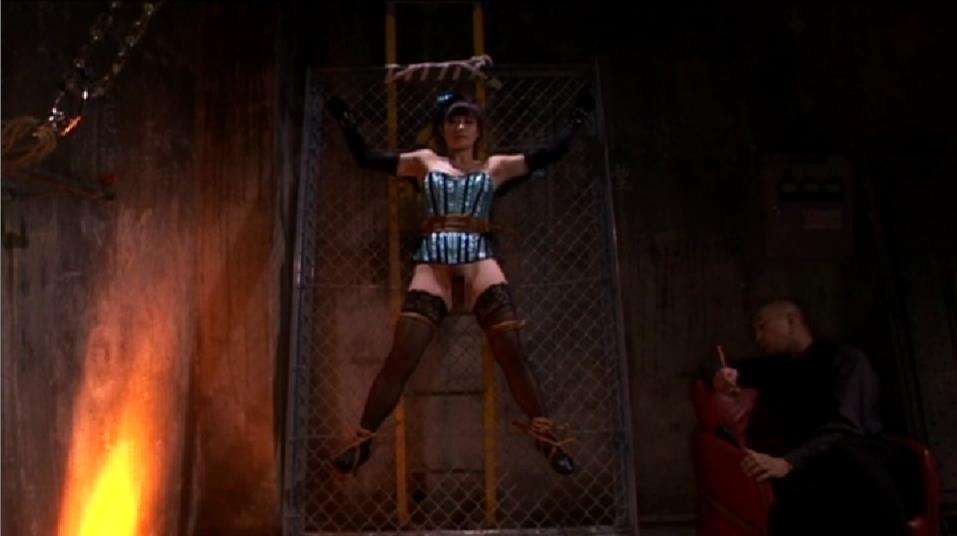 逆さ水責め拷問ホースくわえ恐怖プレイ