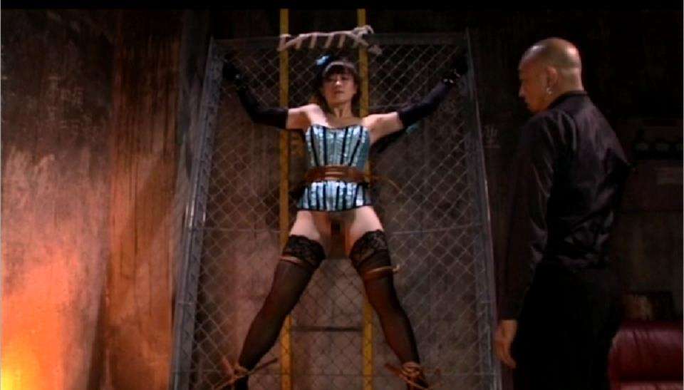 逆さ水責め拷問ホースくわえ恐怖プレイ