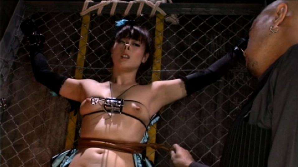 逆さ水責め拷問ホースくわえ恐怖プレイ