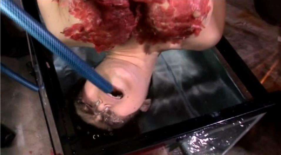 逆さ水責め拷問ホースくわえ恐怖プレイ