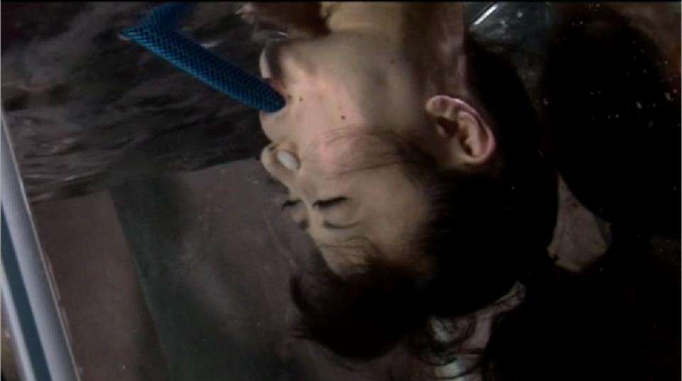 逆さ水責め拷問ホースくわえ恐怖プレイ