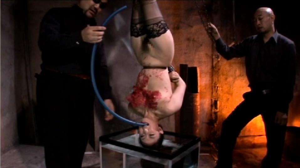 逆さ水責め拷問ホースくわえ恐怖プレイ