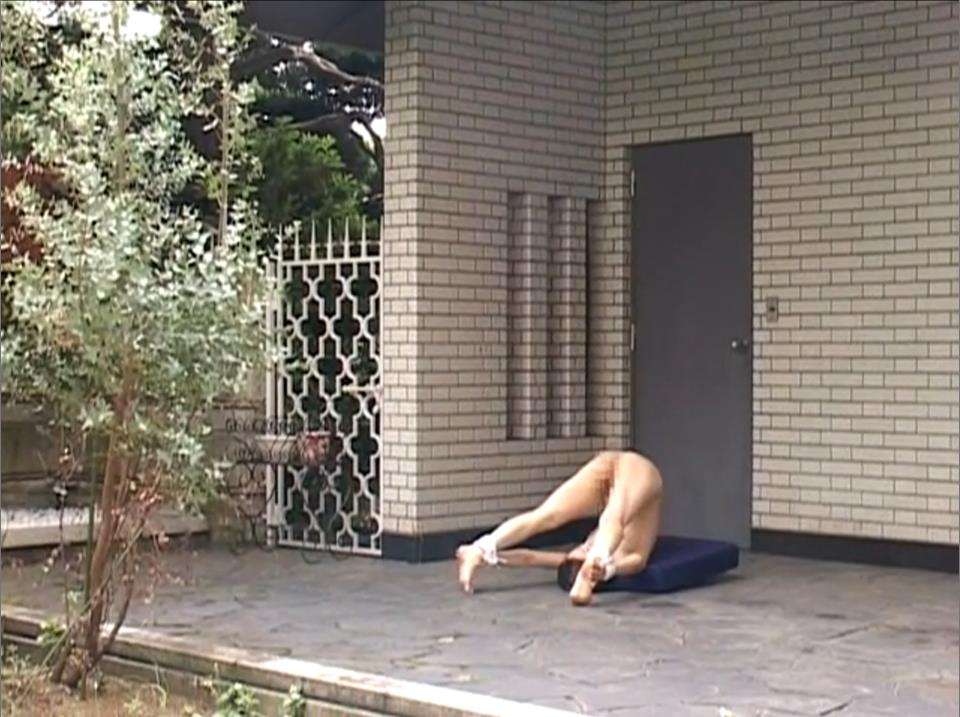 両手両足を縛り付けて完全拘束