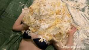 顔面山盛りケーキメッシー生き埋め閉じ込めの最高潮がここにある|ケーキ遊び人間ダム変態フェチ動画