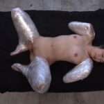 両手両足ぐるぐるラップ完全拘束｜しっかり巻かれて身動きできない女に興奮変態フェチ動画