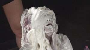 生クリームどろどろ女体盛りメッシー|もっさりした質がテカテカで興奮変態フェチ動画