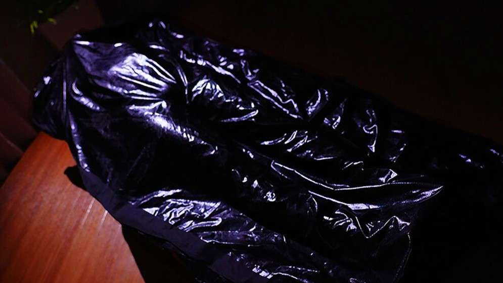 全身汗でテカる身動きしない女