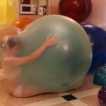 風船挟まれ閉じ込め大爆発｜圧迫されて動けない逃げられない女は受け入れるしかない変態フェチ動画