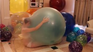 風船挟まれ閉じ込め大爆発|圧迫されて動けない逃げられない女は受け入れるしかない変態フェチ動画