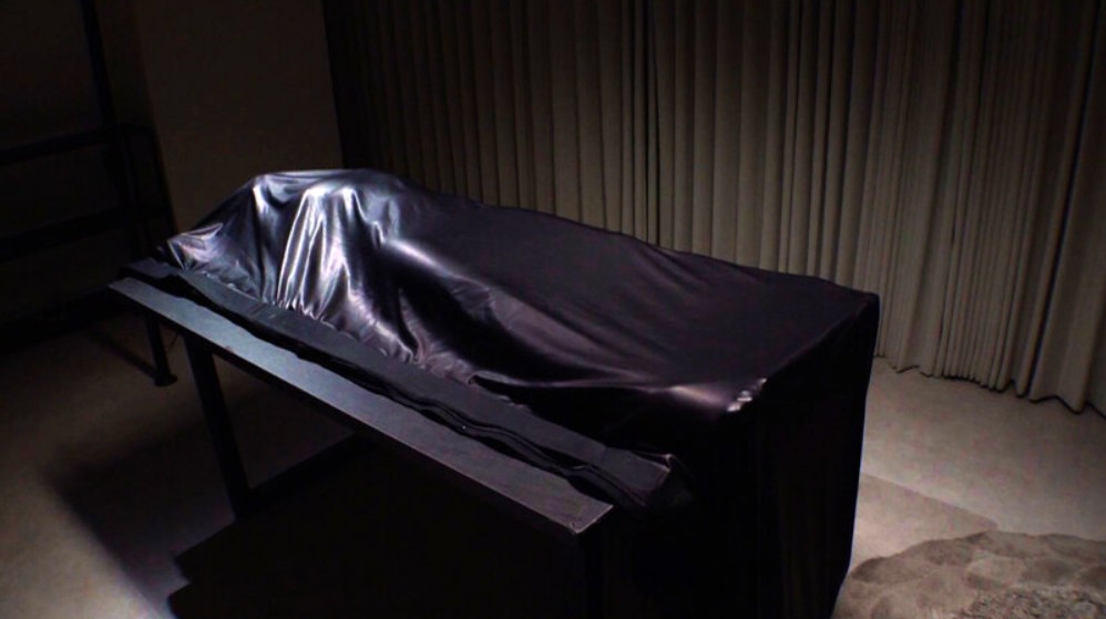 動かない女のムチムチボディ完全拘束