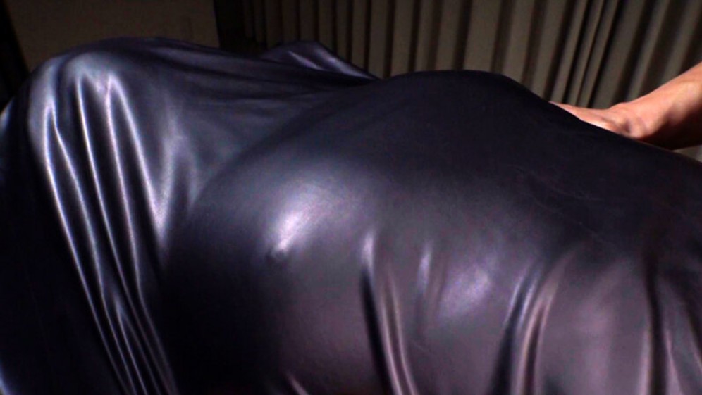 動かない女のムチムチボディ完全拘束