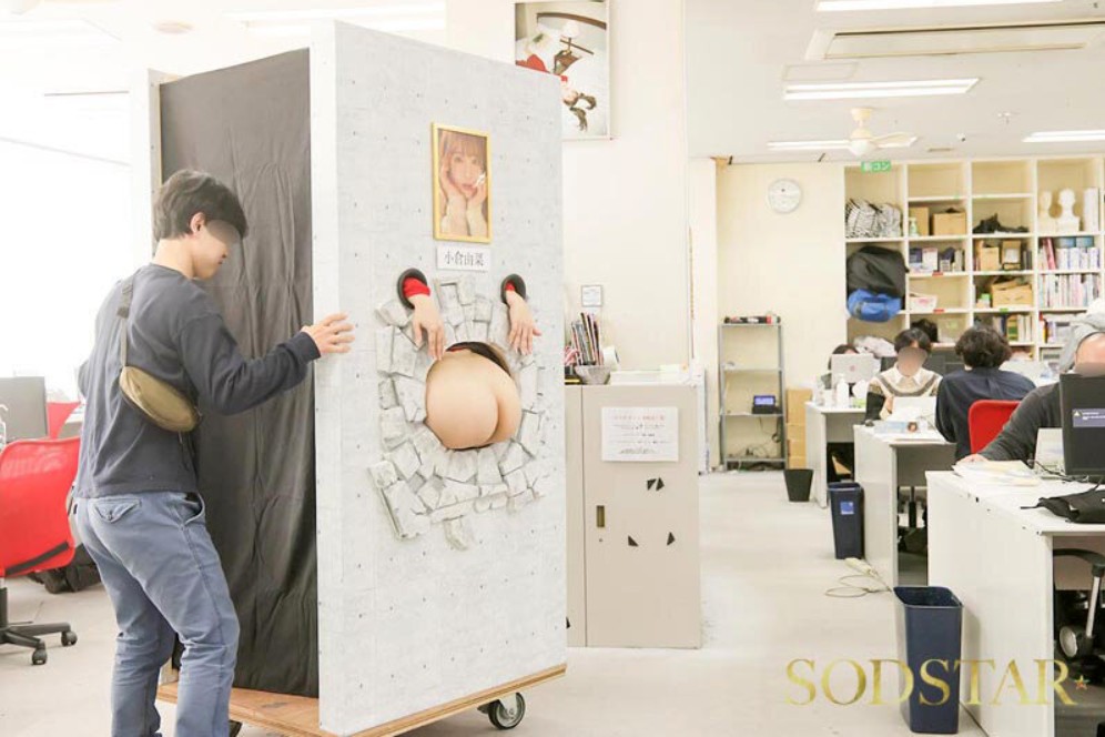 お尻出し壁埋め込み完全拘束